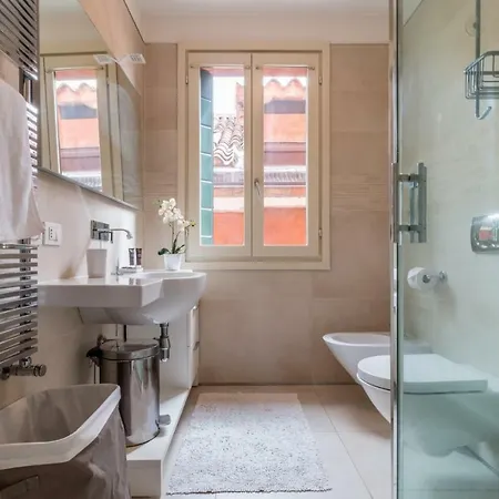 Carmini Canal View And Balcony With Lift * Venise