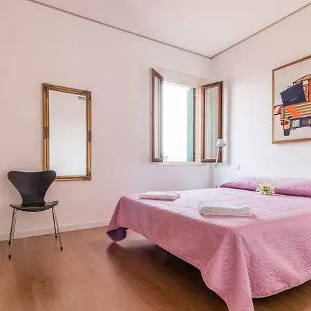 Carmini Canal View And Balcony With Lift Apartment